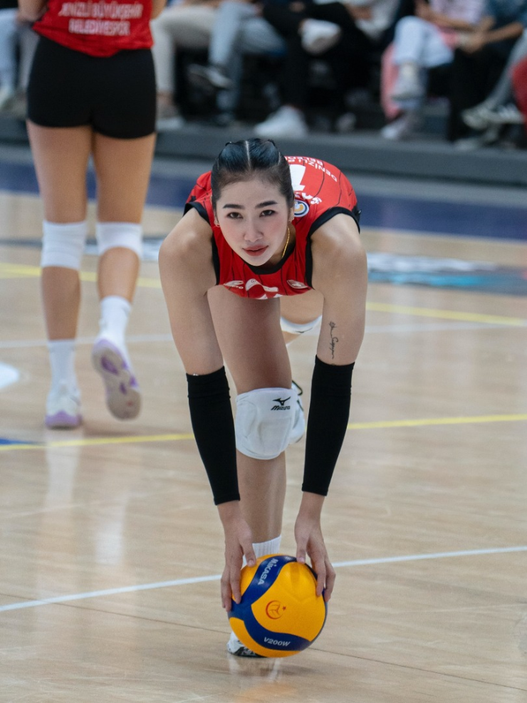 Sao bóng chuyền Thái Lan biến thành siêu mẫu khi diện bikini khoe dáng bốc lửa - 8