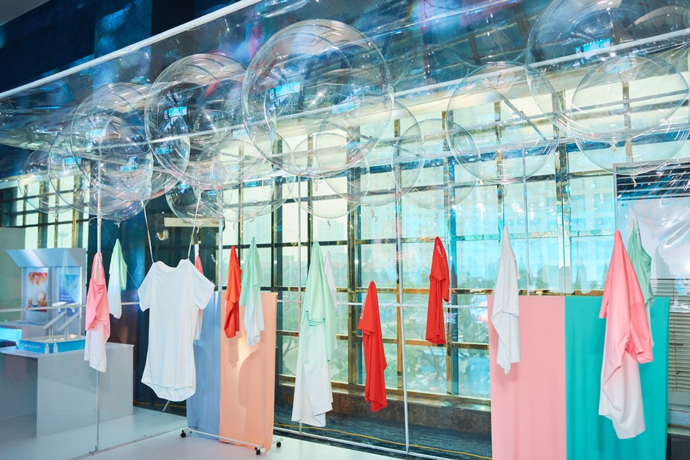 Demo thể hiện sự nhẹ tênh của những sản phẩm trong BST Cooler &amp; Closer