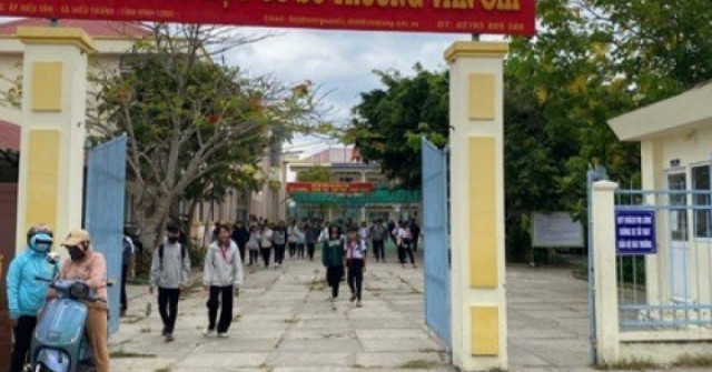 17 học sinh đồng loạt "tố" bị giáo viên... tác động vật lý