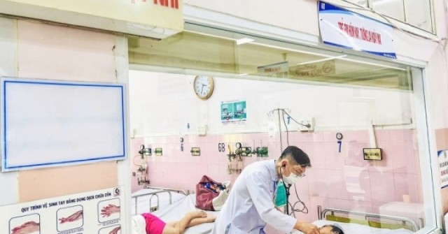 Bánh flan và canh bắp cải khiến 266 học sinh tiểu học ngộ độc