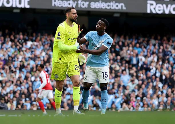 Pep rất hài lòng khi các đồng đội chạy đến động viên Donnarumma sau sai lầm của thủ môn này