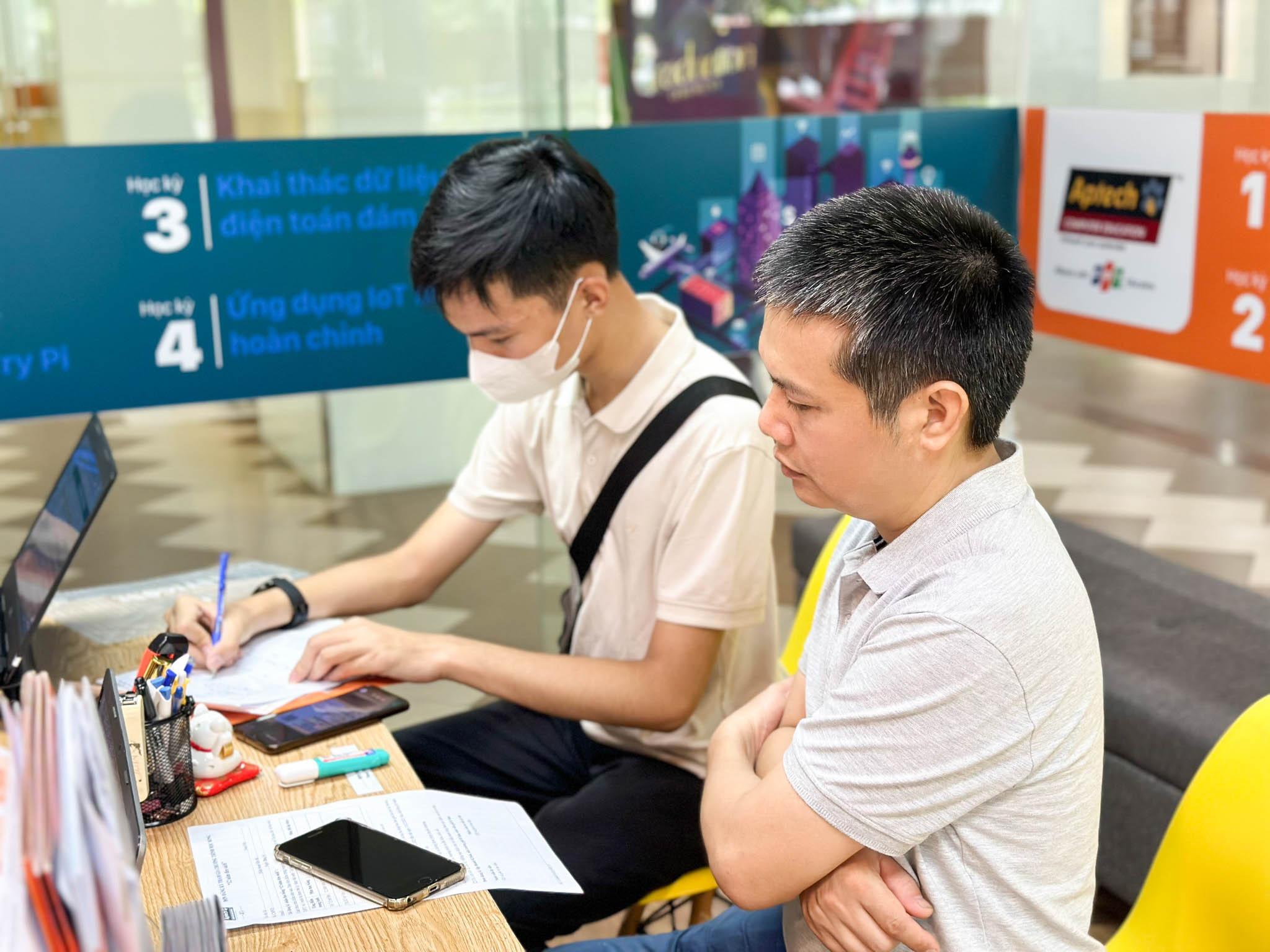 Học sinh và Quý phụ huynh tìm hiểu và đăng ký nhập học sớm tại Viện Đào tạo Quốc tế FPT