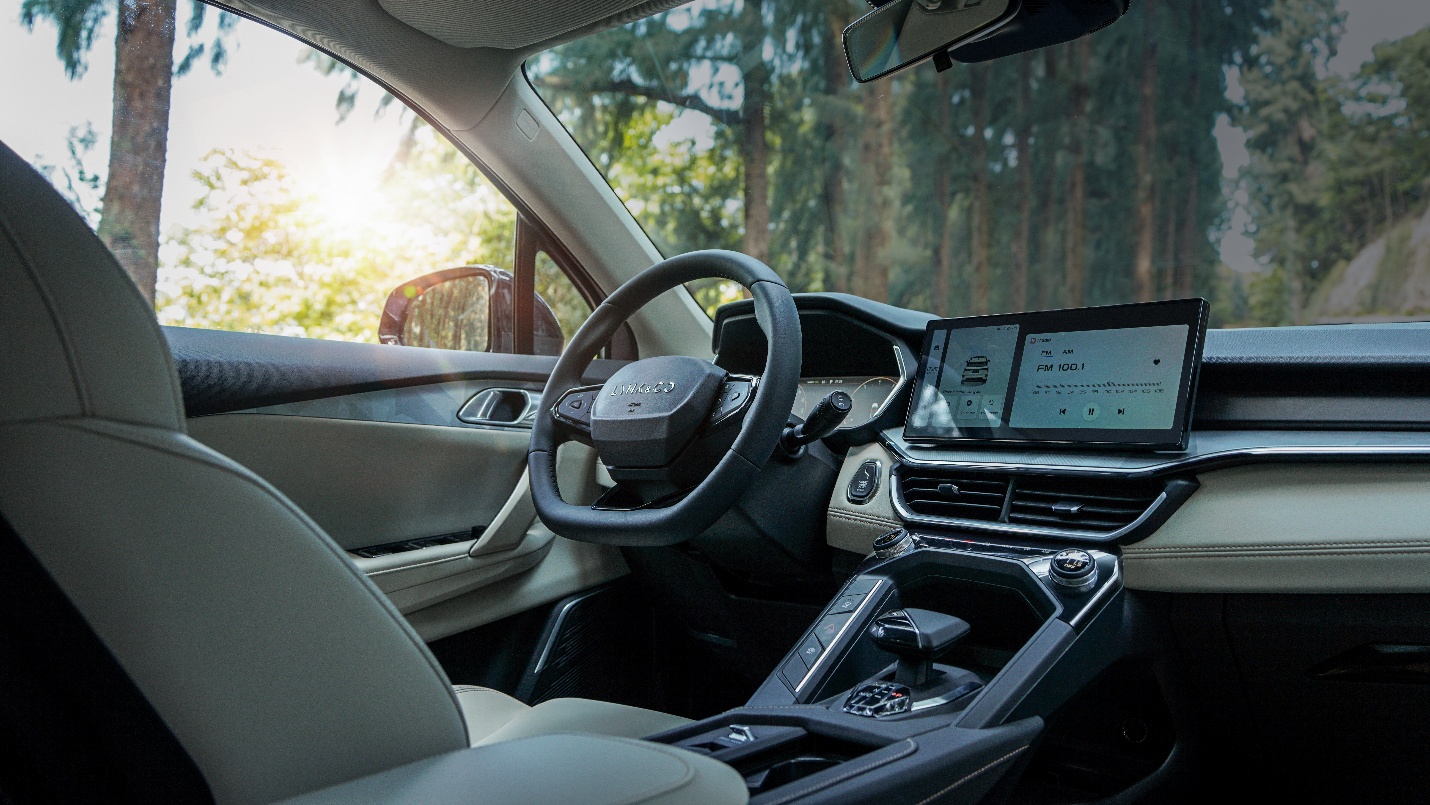 Khác với số đông, Lynk &amp; Co 06 là mẫu B-SUV không sử dụng giá bán làm lợi thế cạnh tranh, mà ưu tiên yếu tố công nghệ và cảm giác trải nghiệm