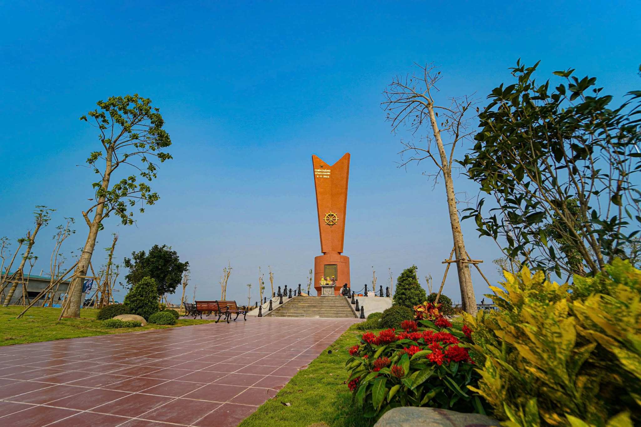 Trước khi khu di tích được xây dựng trang nghiêm như bây giờ thì nơi đây là bãi đất trống sình lầy.