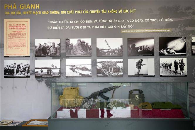 Không gian trưng bày tại di tích vẫn lưu giữ nhiều tư liệu, hiện vật quý giá. Những bức ảnh đen trắng đã ngả màu thời gian ghi lại cảnh vận chuyển hàng hóa tại bến đò Lao Ngang - Cảng Gianh năm 1972; hình ảnh Tổ rà phá bom từ trường trên sông Gianh năm 1968; hay những mảnh xác máy bay Mỹ bị bắn rơi… tất cả là những chứng tích lịch sử. (Ảnh: TTXVN)