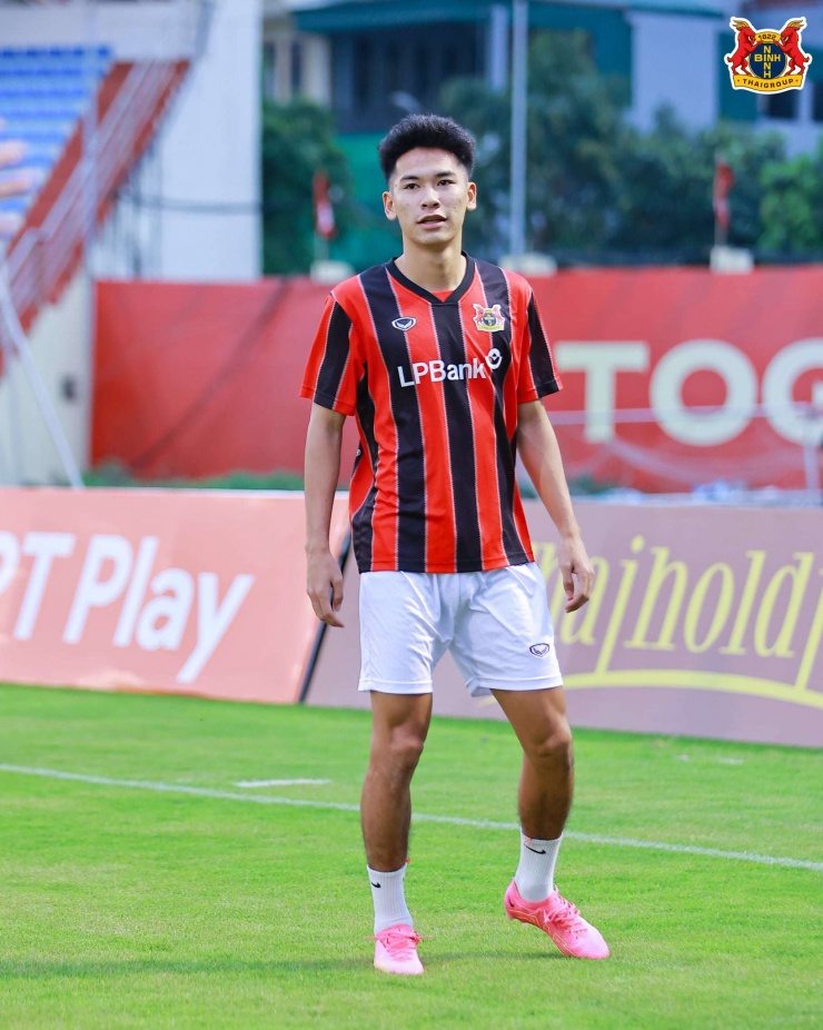 Hiệu suất dứt điểm đáng nể này đến từ một cầu thủ vốn xuất thân là tiền vệ, cho thấy sự đa năng và tư duy chiến thuật nhạy bén vượt xa số tuổi 19 của Lê Văn Thuận.&nbsp;Ảnh: Ninh Bình FC.