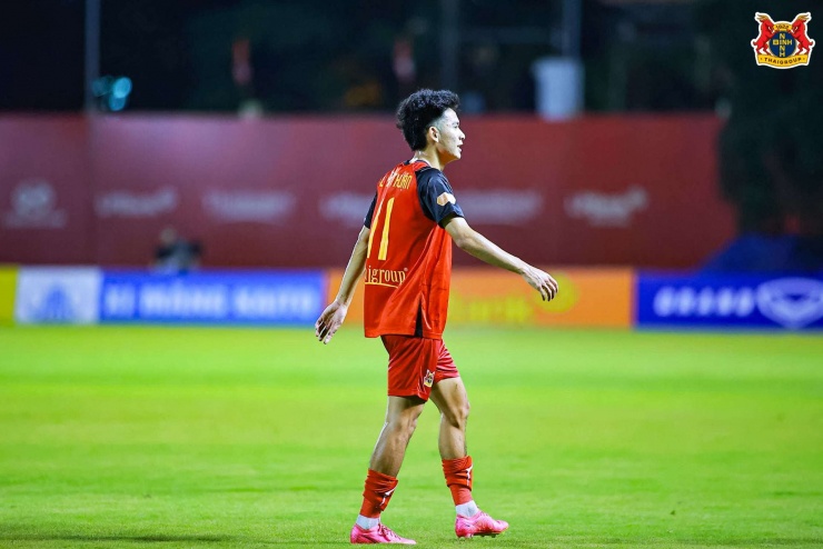 Từ bàn thắng ấn định chiến thắng trước Becamex TP.HCM ở phút bù giờ cho đến pha lập công kết liễu HAGL, Lê Văn Thuận cho thấy một bản lĩnh thép đáng kinh ngạc. Mới nhất, bàn thắng vào lưới PVF-CAND là lời khẳng định về sự ổn định và khả năng áp đặt thế trận.&nbsp;Ảnh: Ninh Bình FC.