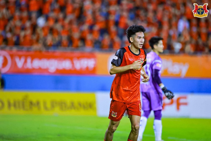 Chuỗi phong độ bùng nổ với 3 bàn thắng trong 3 trận liên tiếp, trực tiếp mang về 9 điểm tối đa, đã biến Lê Văn Thuận trở thành cái tên được giới chuyên môn săn đón.&nbsp;Ảnh: Ninh Bình FC.