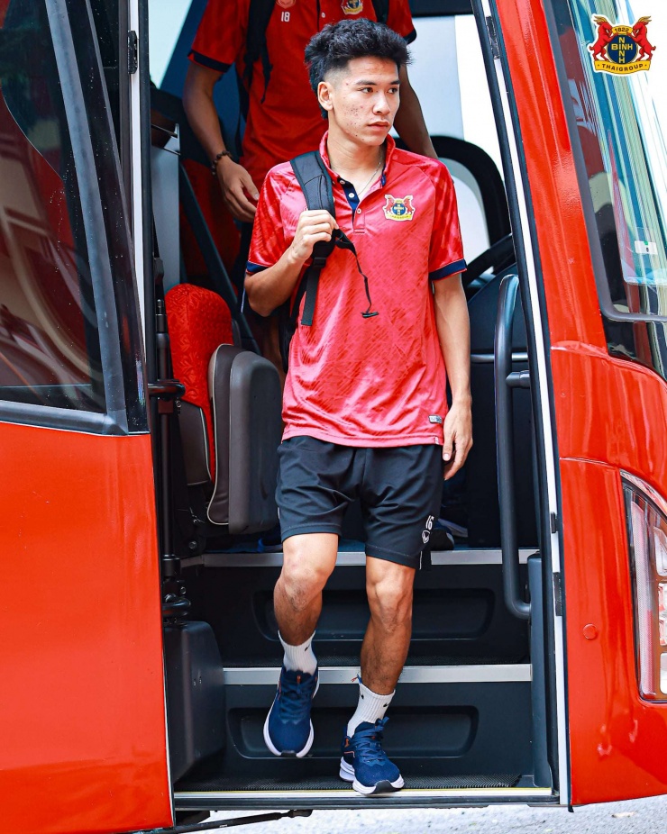 Gốc gác tiền vệ đã nhào nặn nên một Lê Văn Thuận thi đấu hiện đại: không rườm rà, di chuyển không bóng thông minh và đặc biệt nhạy cảm trong việc chọn vị trí. Anh thường xuyên xuất hiện như một "bóng ma" trong vòng cấm để tung ra những nhát dao quyết định.&nbsp;Ảnh: Ninh Bình FC.