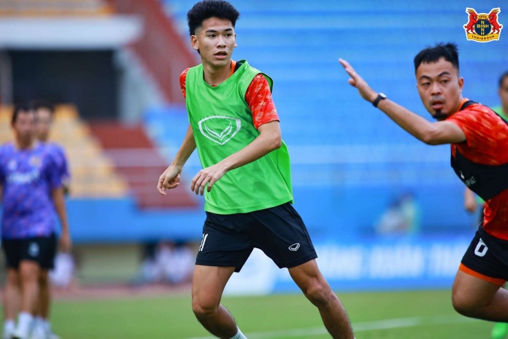 Sự lạnh lùng trong các pha dứt điểm là điều mà bóng đá Việt Nam đang thiếu hụt. Đây cũng là lý do HLV Kim Sang-sik dành sự quan tâm đặc biệt cho Lê Văn Thuận.&nbsp;Ảnh: Ninh Bình FC.