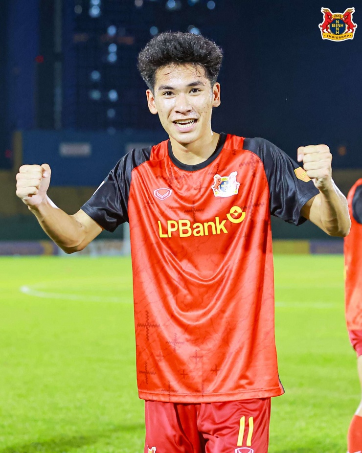 Trong vai trò HLV lẫn Giám đốc Kỹ thuật Ninh Bình FC, ông Vũ Tiến Thành đánh giá rất cao Lê Văn Thuận. Ông dự đoán tiền vệ này có thể trở thành trụ cột của đội bóng chủ quản, xa hơn nữa sẽ là nhân tố chủ chốt ở tuyển U23 hoặc tuyển quốc gia.&nbsp;Ảnh: Ninh Bình FC.