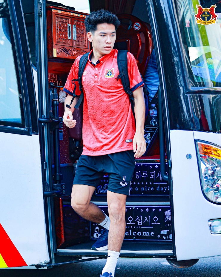 "Ở Đông Á Thanh Hoá, tôi đã cho một cầu thủ 18 tuổi lên đội 1. Đó là Nguyễn Văn Thuận. Cậu ấy có chất lượng rất tuyệt vời. Tôi tin rằng Lê Văn Thuận hay Khuất Văn Khang, Nguyễn Đình Bắc hoàn toàn có thể chơi ở châu Âu. Họ chỉ cần một chút may mắn, cần có ai đó tin tưởng và cho họ cơ hội, cần có người giúp đỡ để họ có thể tiến xa hơn", HLV Popov - người hiện đã chuyển sang dẫn dắt Thể Công Viettel, cho hay.&nbsp;Ảnh: Ninh Bình FC.