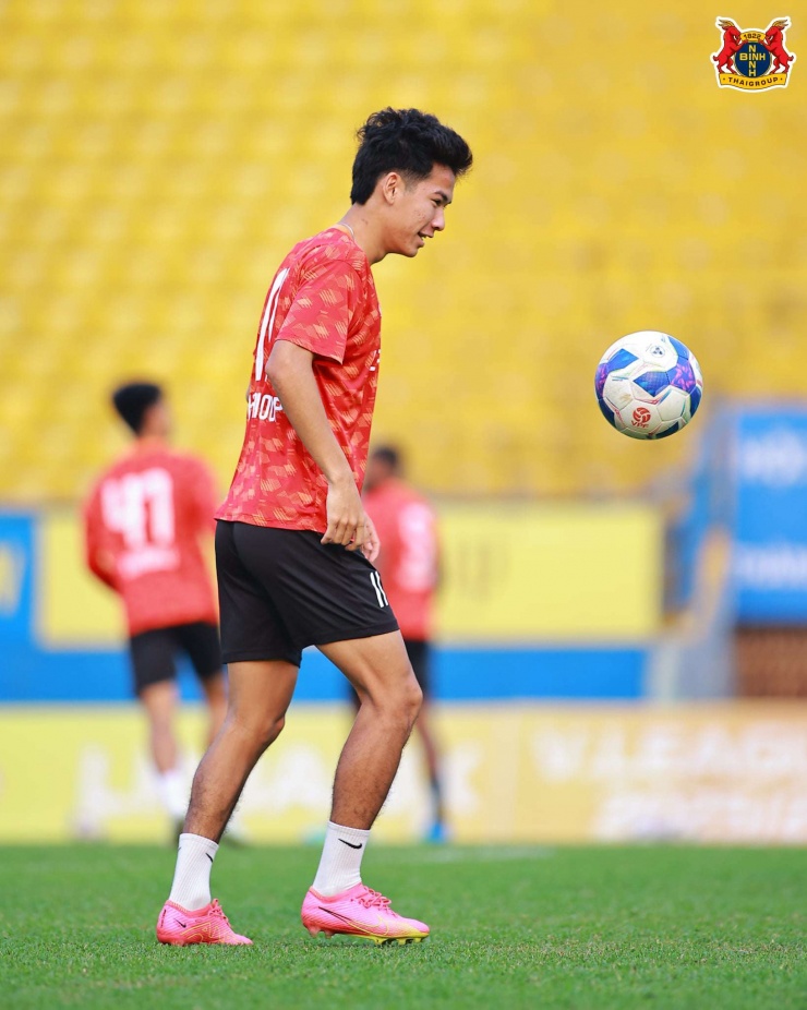 Dù chặng đường phía trước còn nhiều thách thức về mặt thể lực và kinh nghiệm thực chiến, nhưng với "DNA sát thủ" và tinh thần cầu tiến, Lê Văn Thuận đang nắm giữ chìa khóa để trở thành biểu tượng mới của thế hệ trẻ.&nbsp;Ảnh: Ninh Bình FC.