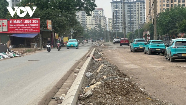 Đoạn đường dài 600 m từ cầu Sông Lừ đến cầu Định Công trên tuyến Nguyễn Cảnh Dị (phường Định Công, Hà Nội) được triển khai cải tạo từ cuối tháng 11/2025, dự kiến hoàn thành vào ngày 30/4/2026. Trong thời gian ngắn, một nửa chiều dài tuyến đã được thảm bê tông nhựa mới giúp việc lưu thông thuận lợi hơn rõ rệt, mang lại niềm phấn khởi cho người dân khu vực.