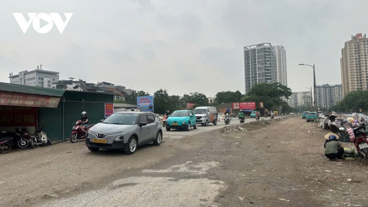 Trong khi đó, nửa tuyến chưa hoàn thiện vẫn ngổn ngang đất đá, mặt đường lầy lội, nhưng trên công trường không có bóng công nhân hay phương tiện thi công.