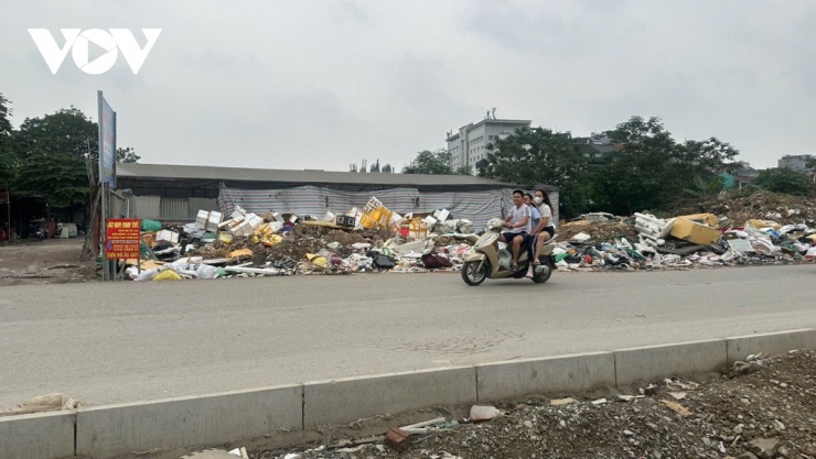 Hai bên đường ngập tràn rác thải, mất vệ sinh, gây ô nhiễm môi trường và ảnh hưởng nghiêm trọng đến mỹ quan đô thị.