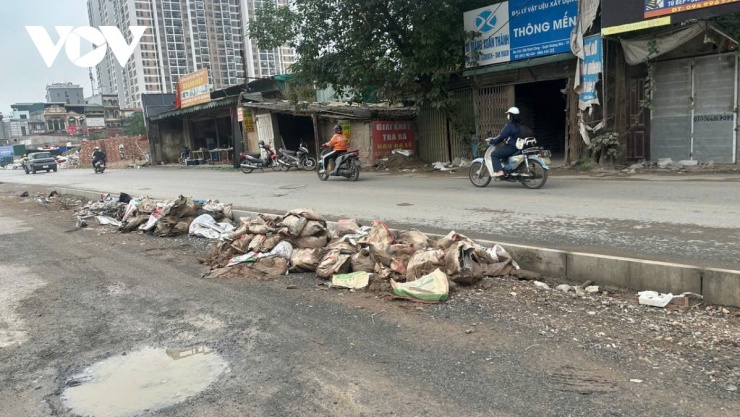 Đoạn 600 m từ cầu Sông Lừ đến cầu Định Công thuộc dự án hạ tầng kỹ thuật Khu đô thị mới Bắc Đại Kim mở rộng. Việc hoàn thiện tuyến đường không chỉ đáp ứng nhu cầu đi lại ngày càng tăng mà còn góp phần đồng bộ hệ thống giao thông nội khu, giảm áp lực cho các tuyến đường lân cận. Khi hoàn thành toàn bộ, tuyến đường sẽ khắc phục tình trạng bụi bặm vào mùa khô và lầy lội vào mùa mưa vốn kéo dài nhiều năm.