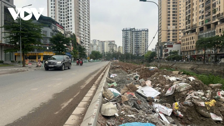 Trạc thải xây dựng kéo dài hàng trăm m bên phía phần đường chưa cải tạo.