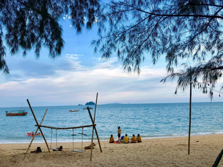 Nước biển ở đảo Cái Chiên trong xanh vào những ngày hè. Ảnh: Nguyễn Thanh Tuyền