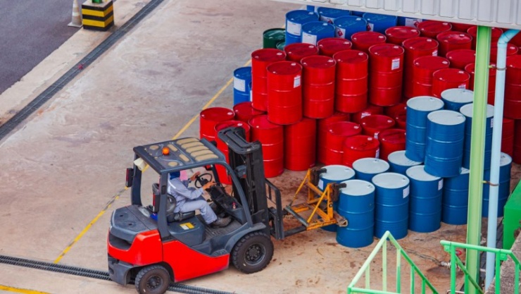 Xăng dầu sẽ được sản xuất từ không khí và nước. Ảnh noomcpk/shutterstock.