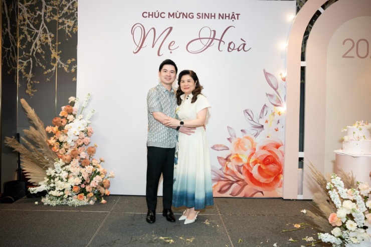 Mẹ chồng Đỗ Mỹ Linh diện set đồ gần 200 triệu đồng mừng tuổi mới - 1