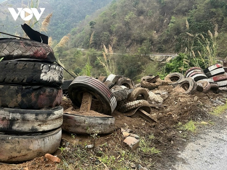 Vụ tai nạn đã làm hư hỏng nhiều trụ lan lốp và tôn sóng 2 tầng trên hè đường