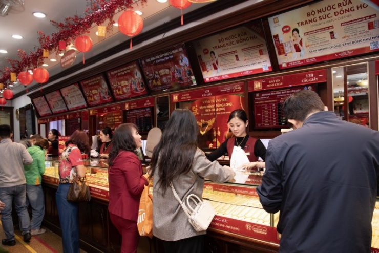 Thống kê của doanh nghiệp cho thấy 70% khách giao dịch là mua vào.