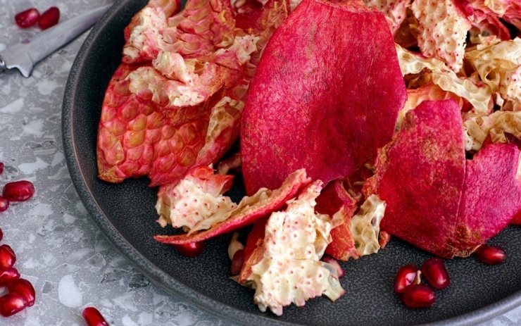 Việc tận dụng vỏ lựu dưới dạng trà hoặc bột khô không chỉ giúp bạn tận dụng tối đa giá trị của loại quả này mà còn là cách đơn giản để bảo vệ cơ thể khỏi các tác nhân gây bệnh mãn tính. (Ảnh minh họa)