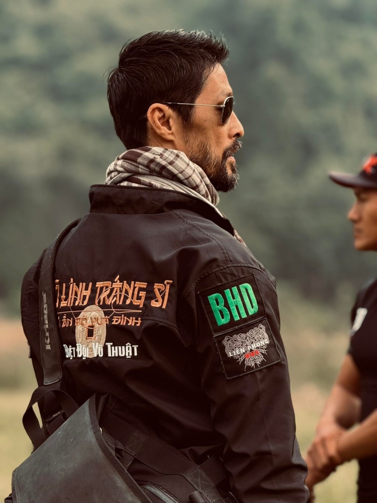 Trên phim trường, Johnny Trí Nguyễn ăn mặc 'bụi bặm'.