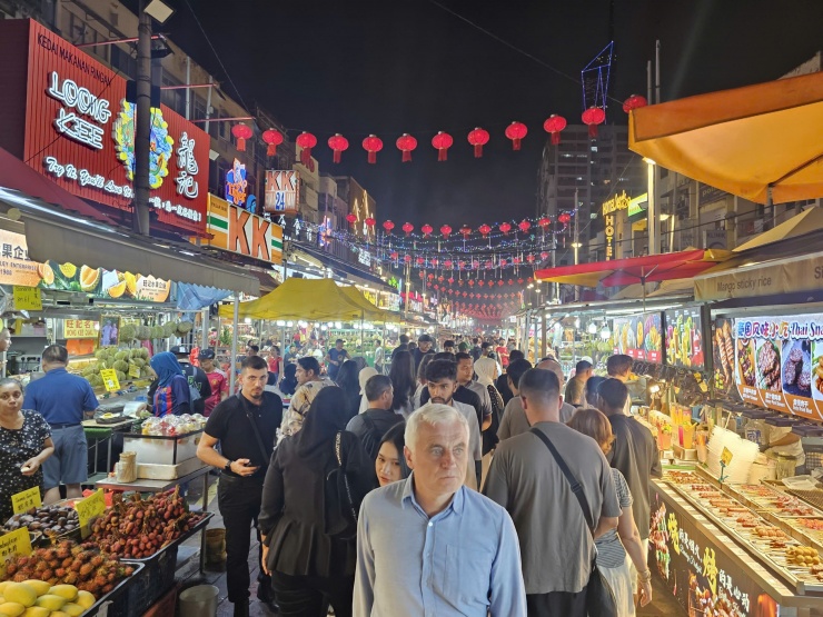 Bukit Bintang là nơi mua sắm và giải trí sầm uất nhất tại Kuala Lumpur. Giá đồ ăn đường phố từ 25.000 – 110.000 đồng/món, còn ở quán ăn ở mức 55.000 - 170.000 đồng/món