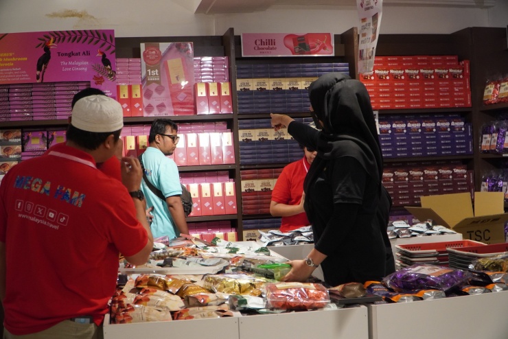 Địa điểm mua sắm quà lưu niệm phổ biến tại Kuala Lumpur. Giá bán dao động từ 33.000 đồng đến hơn 500.000 đồng cho mỗi gói hoặc hộp tùy loại