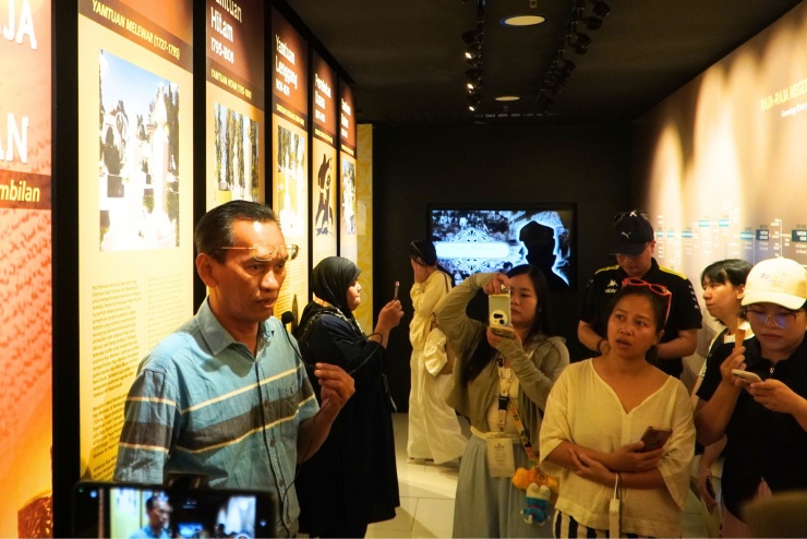 Du khách nghe về lịch sử hoàng gia