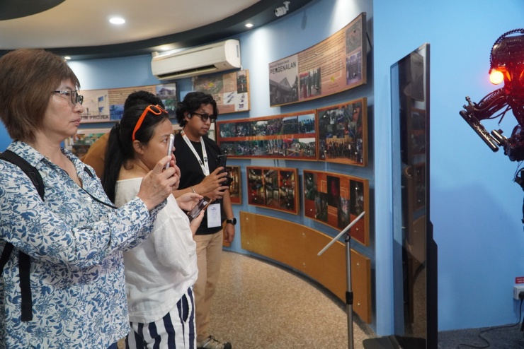 Du khách tham quan Bảo tàng Quân đội Malaysia