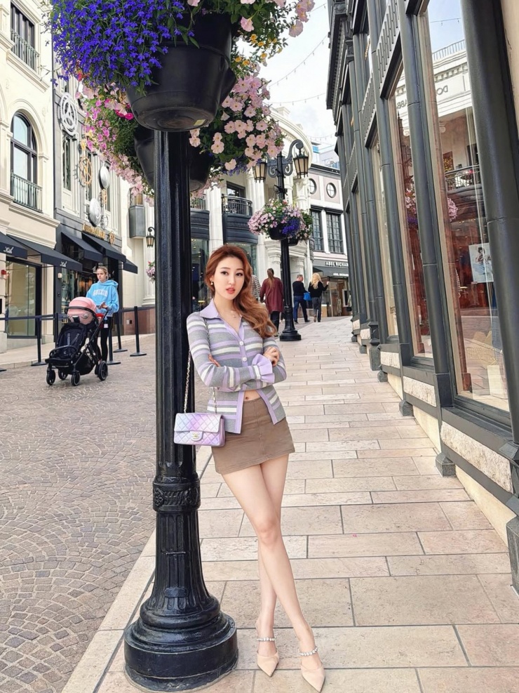 Diễm Quyên trên đường phố Los Angeles.