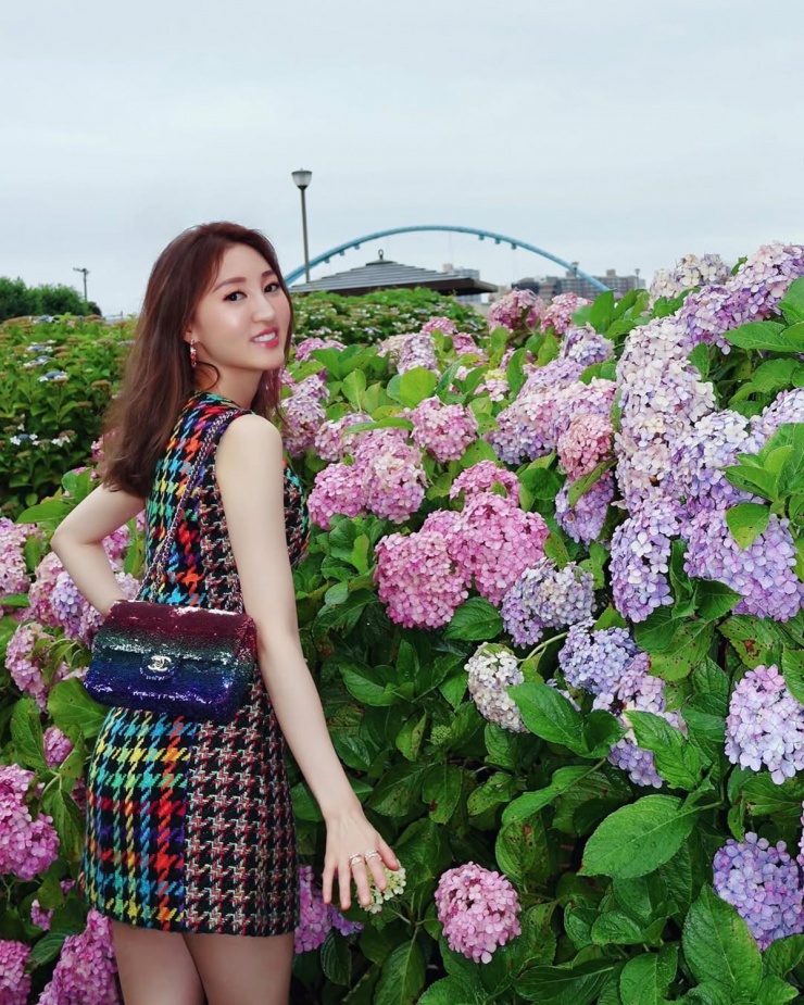 Cô sắm hàng chục chiếc túi hàng hiệu xa xỉ như Hermès, Dior, Chanel.