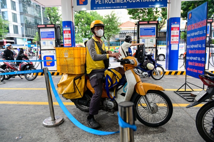 Giá xăng dầu giảm tiếp. Ảnh: Nguyễn Huế