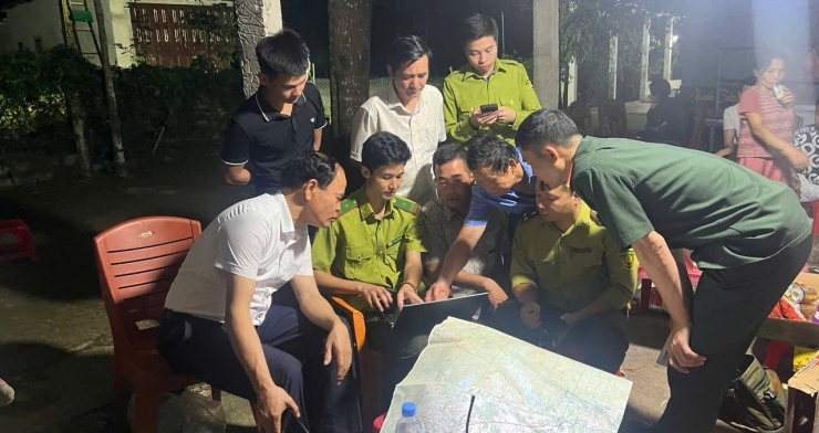 Lãnh đạo xã Đạo Trù cùng các lực lượng xuyên đêm tìm kiếm em Nguyễn Tuấn Anh. Ảnh: PP