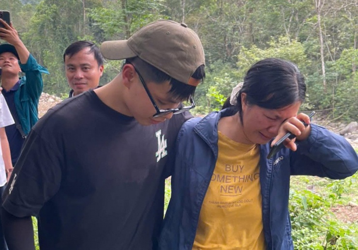 Giây phút xúc động khi người mẹ tìm thấy con mình. Ảnh: TD