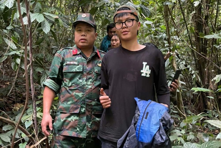 Trung uý Đào Tiến Dũng cùng thành viên đoàn số 8 tìm thấy em Nguyễn Tuấn Anh. Ảnh: TD