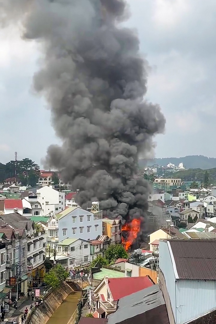 Khói lửa bao trùm ngôi nhà. Ảnh: X.N