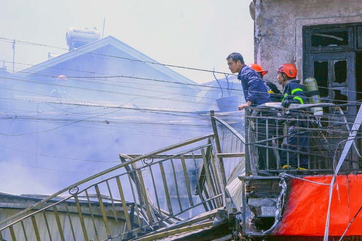 Lực lượng chức năng tiếp cận hiện trường vụ cháy. Ảnh: X.N