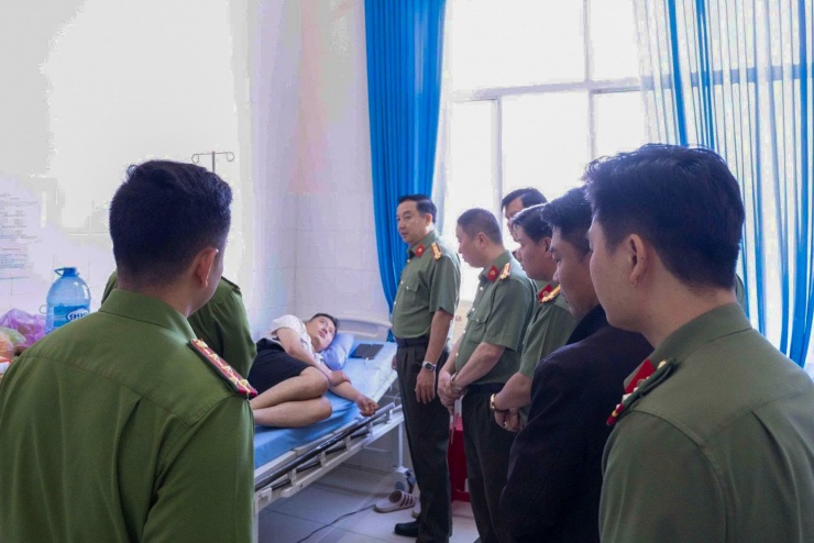 Lãnh đạo Công an tỉnh Lâm Đồng đến bệnh viện thăm hỏi, động viên Đại úy Nguyễn Trí Long. Ảnh: Công an tỉnh Lâm Đồng