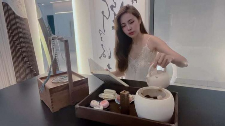 Ca sĩ Thủy Tiên trong video mới đăng tải trên trang cá nhân. (Ảnh: FBNV)