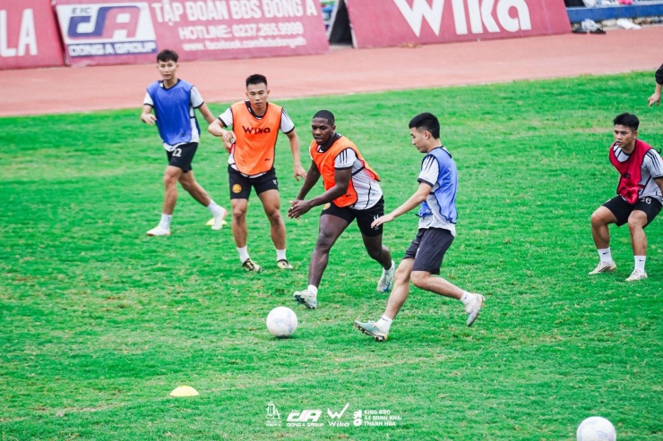 Từ năm 2018, Rimario Gordon bắt đầu sang Việt Nam thi đấu chuyên nghiệp trong màu áo HAGL. Tuy vậy, qua 8 lần ra sân tại V.League cho đội bóng phố Núi, anh lại không ghi được bàn thắng nào. Ảnh: Đông Á Thanh Hoá.