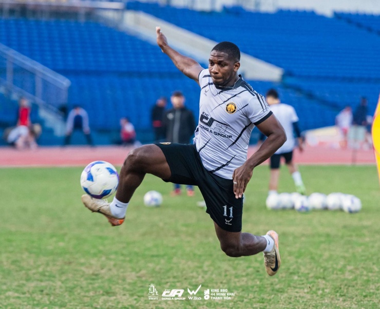Sau khi rời HAGL, Rimario Gordon lần lượt khoác áo Thanh Hóa (2018-2019), Hà Nội FC (2020), Bình Định (2021), Hải Phòng (2022), B.Bình Dương (2023) và giờ là Đông Á Thanh Hóa. Ảnh: Đông Á Thanh Hoá.