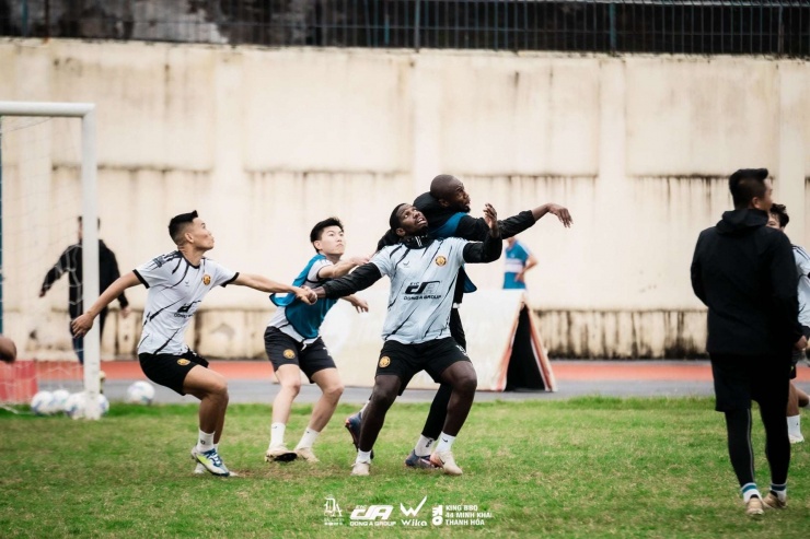 Rimario Gordon được chuyên trang chuyển nhượng Transfermarkt định giá 225.000 euro. Do đã có hơn 8 năm thi đấu tại V.League, tiền đạo người Jamaica này đã đủ điều kiện để nhập quốc tịch Việt Nam. Ảnh: Đông Á Thanh Hoá.