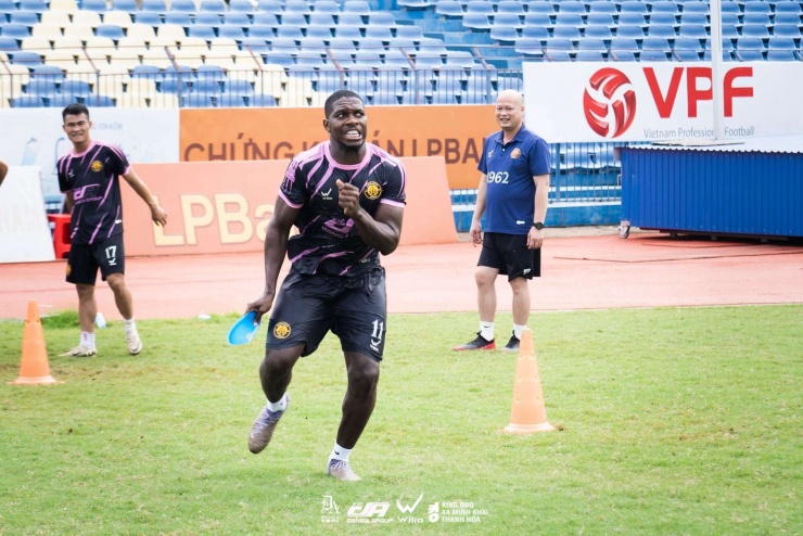 Ngày 17/4 vừa qua,&nbsp;Rimario Gordon đã dừng tập luyện, thi đấu tại CLB Đông Á Thanh Hóa. Theo một số nguồn tin, anh đã tạm trở về quê nhà Jamaica để nghỉ ngơi. Nguyên nhân của sự việc này được cho là Rimario Gordon có vướng mắc liên quan đến tiền lương với đội bóng nên đưa ra quyết định trên.&nbsp;Ảnh: Đông Á Thanh Hoá.