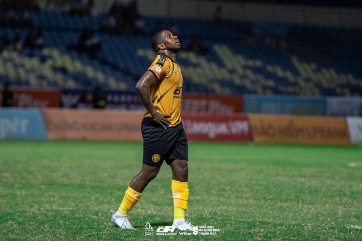 Việc&nbsp;Rimario Gordon đột ngột dừng thi đấu trong bối cảnh V.League đã đi tới những vòng cuối, khiến Đông Á Thanh Hóa thực sự gặp khó, nhất là khi đội bóng này có lực lượng mỏng, lại hiện chỉ xếp thứ 14, chỉ hơn nhóm cuối lần lượt 4 và 5 điểm.&nbsp;Ảnh: Đông Á Thanh Hoá.