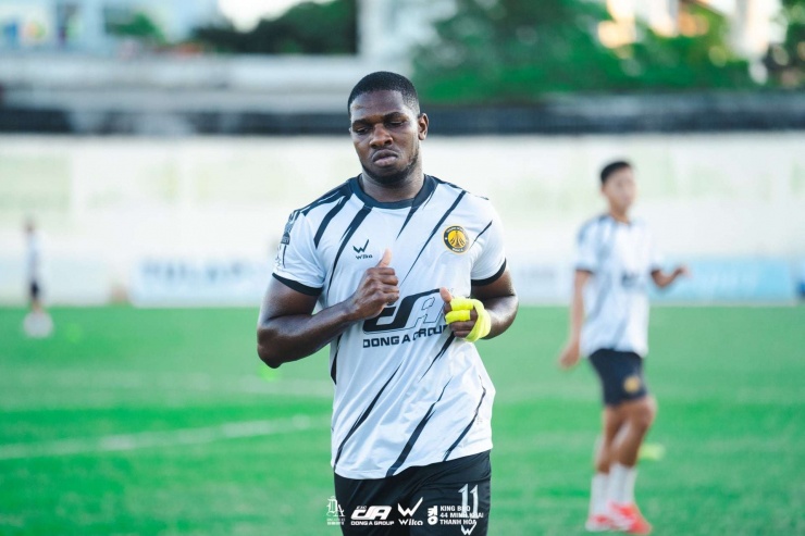 Chia sẻ về hành động của Rimario Gordon, HLV Mai Xuân Hợp cho biết, bản thân ông không nắm rõ thực hư việc Rimario Gordon đã rời Việt Nam hay chưa. HLV Mai Xuân Hợp chia sẻ thêm, ông chỉ biết Rimario Gordon đã trực tiếp xin phép ban huấn luyện nghỉ tập, đồng thời hy vọng Rimario Gordon bình tĩnh lại để tháo gỡ các khúc mắc.&nbsp;Ảnh: Đông Á Thanh Hoá.