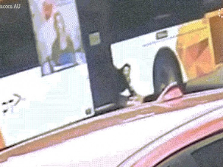 Học sinh bị kẹt ở cửa xe buýt, kéo lê hơn 300 m trên đường